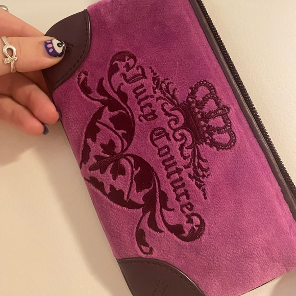 Y2K VINTAGE JUICY COUTURE VELVET WRISTLET - Picture 4 of 7